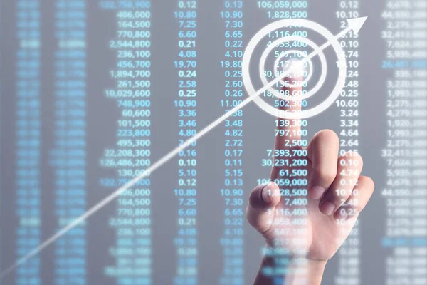 İşadamı, işinde grafik büyümesi ve grafik artışı için olumlu göstergeler planlıyor