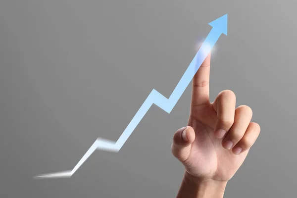 Biznesmen Zaplanować Wzrost Wykresu Wzrost Pozytywnych Wskaźników Wykresie Swojej Działalności — Zdjęcie stockowe