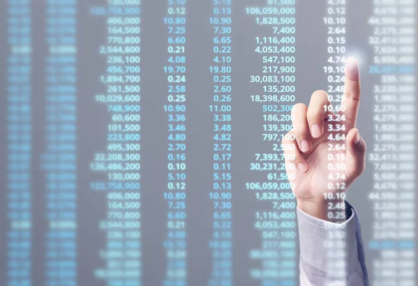 İşadamı, işinde grafik büyümesi ve grafik artışı için olumlu göstergeler planlıyor