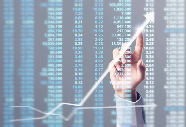 İşadamı, işinde grafik büyümesi ve grafik artışı için olumlu göstergeler planlıyor