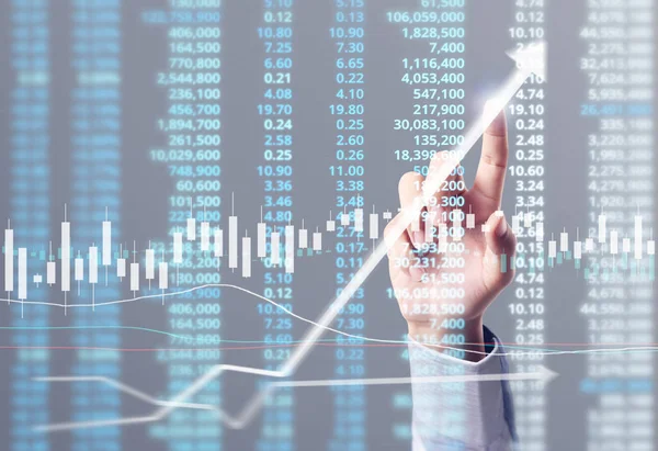 İşadamı, işinde grafik büyümesi ve grafik artışı için olumlu göstergeler planlıyor