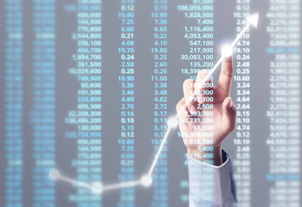 İşadamı, işinde grafik büyümesi ve grafik artışı için olumlu göstergeler planlıyor