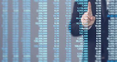 İşadamı, işinde grafik büyümesi ve grafik artışı için olumlu göstergeler planlıyor