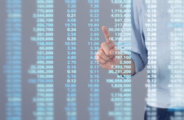 İşadamı, işinde grafik büyümesi ve grafik artışı için olumlu göstergeler planlıyor