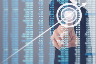 İşadamı, işinde grafik büyümesi ve grafik artışı için olumlu göstergeler planlıyor