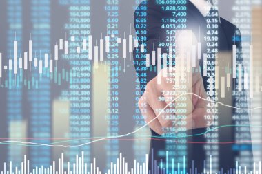 İşadamı, işinde grafik büyümesi ve grafik artışı için olumlu göstergeler planlıyor