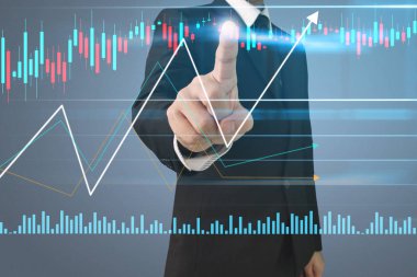 İşadamı, işinde grafik büyümesi ve grafik artışı için olumlu göstergeler planlıyor