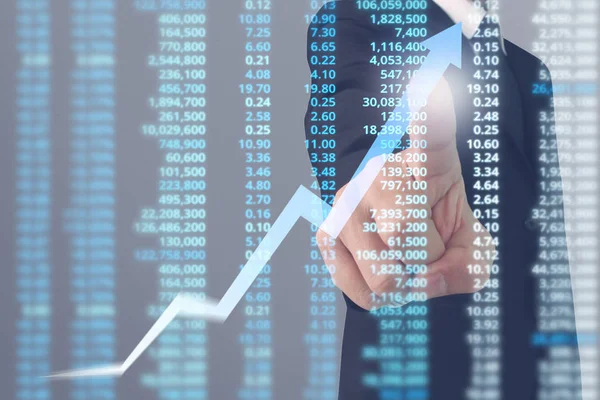 İşadamı, işinde grafik büyümesi ve grafik artışı için olumlu göstergeler planlıyor
