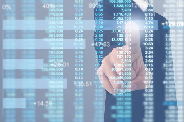 İşadamı, işinde grafik büyümesi ve grafik artışı için olumlu göstergeler planlıyor