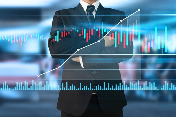 İşadamı, işinde grafik büyümesi ve grafik artışı için olumlu göstergeler planlıyor