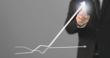 İşadamı, işinde grafik büyümesi ve grafik artışı için olumlu göstergeler planlıyor