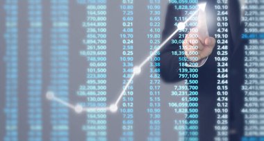 İşadamı, işinde grafik büyümesi ve grafik artışı için olumlu göstergeler planlıyor