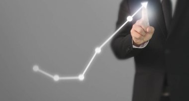 İşadamı, işinde grafik büyümesi ve grafik artışı için olumlu göstergeler planlıyor