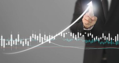İşadamı, işinde grafik büyümesi ve grafik artışı için olumlu göstergeler planlıyor