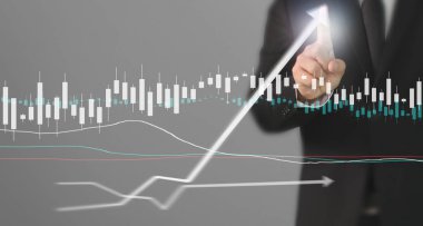 İşadamı, işinde grafik büyümesi ve grafik artışı için olumlu göstergeler planlıyor