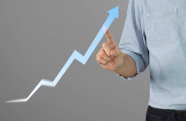 İşadamı, işinde grafik büyümesi ve grafik artışı için olumlu göstergeler planlıyor