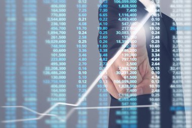 İşadamı, işinde grafik büyümesi ve grafik artışı için olumlu göstergeler planlıyor