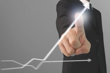 İşadamı, işinde grafik büyümesi ve grafik artışı için olumlu göstergeler planlıyor