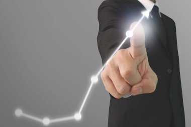 İşadamı, işinde grafik büyümesi ve grafik artışı için olumlu göstergeler planlıyor