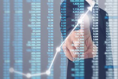 İşadamı, işinde grafik büyümesi ve grafik artışı için olumlu göstergeler planlıyor