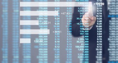 İşadamı, işinde grafik büyümesi ve grafik artışı için olumlu göstergeler planlıyor