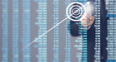 İşadamı, işinde grafik büyümesi ve grafik artışı için olumlu göstergeler planlıyor