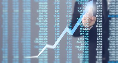 İşadamı, işinde grafik büyümesi ve grafik artışı için olumlu göstergeler planlıyor