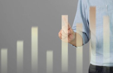 İşadamı, işinde grafik büyümesi ve grafik artışı için olumlu göstergeler planlıyor