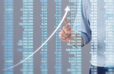 İşadamı, işinde grafik büyümesi ve grafik artışı için olumlu göstergeler planlıyor