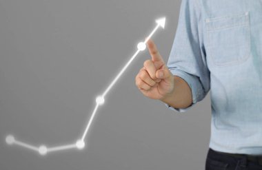 İşadamı, işinde grafik büyümesi ve grafik artışı için olumlu göstergeler planlıyor