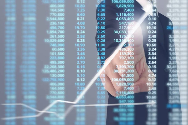 İşadamı, işinde grafik büyümesi ve grafik artışı için olumlu göstergeler planlıyor