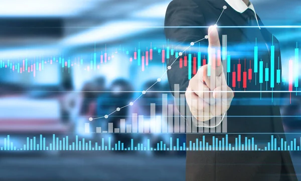 İşadamı, işinde grafik büyümesi ve grafik artışı için olumlu göstergeler planlıyor