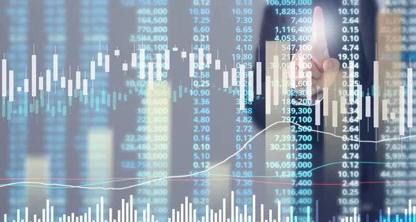 İşadamı, işinde grafik büyümesi ve grafik artışı için olumlu göstergeler planlıyor