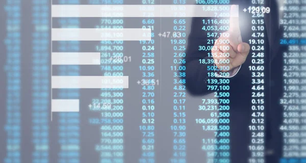 İşadamı, işinde grafik büyümesi ve grafik artışı için olumlu göstergeler planlıyor