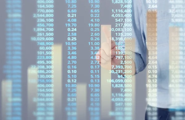 İşadamı, işinde grafik büyümesi ve grafik artışı için olumlu göstergeler planlıyor