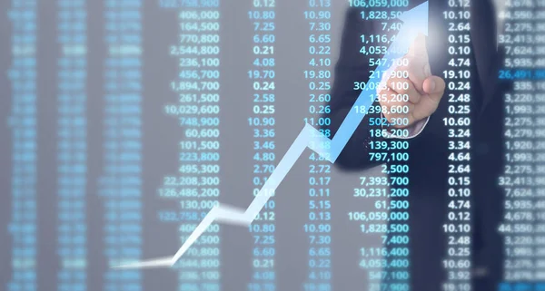 İşadamı, işinde grafik büyümesi ve grafik artışı için olumlu göstergeler planlıyor