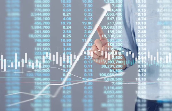 İşadamı, işinde grafik büyümesi ve grafik artışı için olumlu göstergeler planlıyor