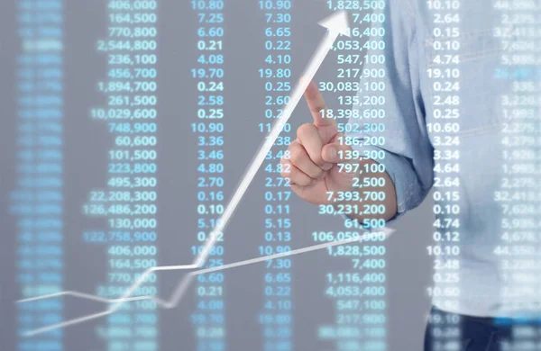 İşadamı, işinde grafik büyümesi ve grafik artışı için olumlu göstergeler planlıyor