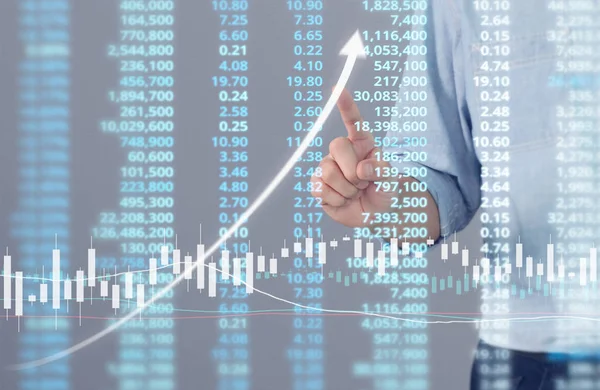 İşadamı, işinde grafik büyümesi ve grafik artışı için olumlu göstergeler planlıyor