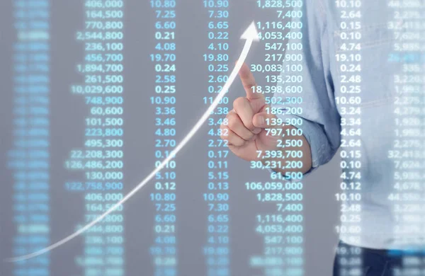 İşadamı, işinde grafik büyümesi ve grafik artışı için olumlu göstergeler planlıyor