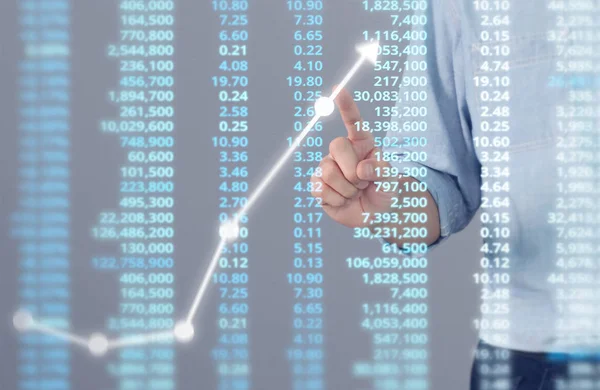 İşadamı, işinde grafik büyümesi ve grafik artışı için olumlu göstergeler planlıyor