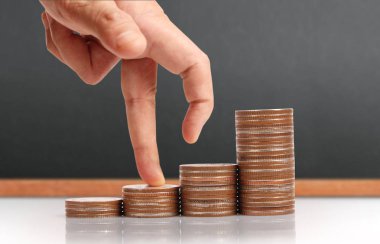 Para sikke yığını büyüyen iş elinde, para kavramı