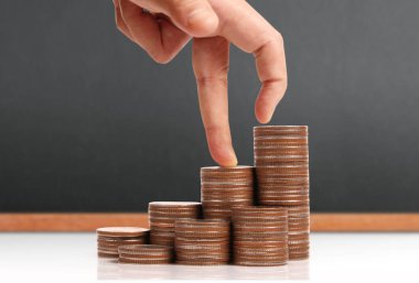 Para sikke yığını büyüyen iş elinde, para kavramı