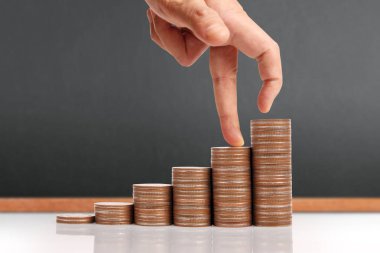 Para sikke yığını büyüyen iş elinde, para kavramı