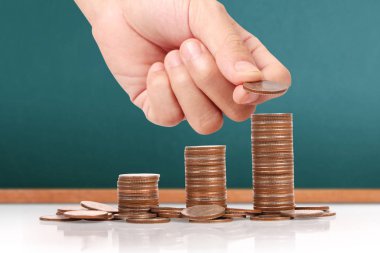 Para sikke yığını büyüyen iş elinde, para kavramı