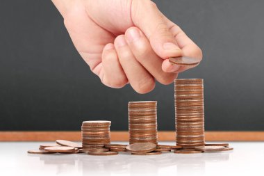 Para sikke yığını büyüyen iş elinde, para kavramı