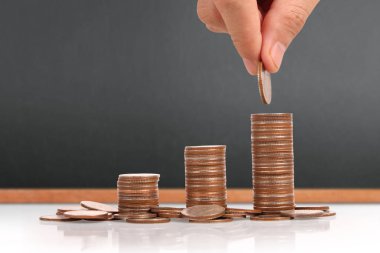 Para sikke yığını büyüyen iş elinde, para kavramı