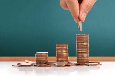 Para sikke yığını büyüyen iş elinde, para kavramı