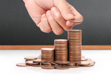 Para sikke yığını büyüyen iş elinde, para kavramı