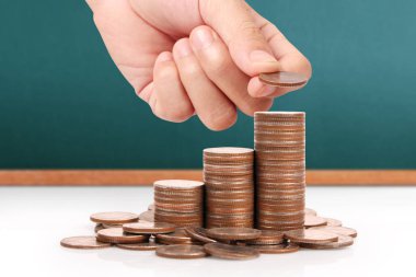 Para sikke yığını büyüyen iş elinde, para kavramı